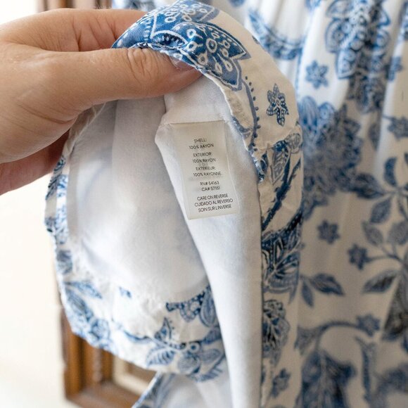 Calvin Klein Women Sz L Blouse Blue & White Floral Chintz Sleeveless VNeck - Picture 7 of 7